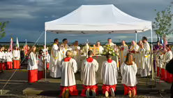 Eindrücke des Gottesdienstes, der am 29. August 2025 anlässlich des 20-jährigen Jubiläums des Weltjugendtags im Erzbistum Köln auf dem Papsthügel mit Erzbischof Koch stattfand. / © Beatrice Tomasetti (DR)
