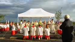 Eindrücke des Gottesdienstes, der am 29. August 2025 anlässlich des 20-jährigen Jubiläums des Weltjugendtags im Erzbistum Köln auf dem Papsthügel mit Erzbischof Koch stattfand. / © Beatrice Tomasetti (DR)