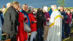 Eindrücke des Gottesdienstes, der am 29. August 2025 anlässlich des 20-jährigen Jubiläums des Weltjugendtags im Erzbistum Köln auf dem Papsthügel mit Erzbischof Koch stattfand. / © Beatrice Tomasetti (DR)