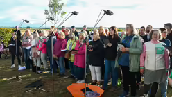 Eindr&uuml;cke des Gottesdienstes, der am 29. August 2025 anl&auml;sslich des 20-j&auml;hrigen Jubil&auml;ums des Weltjugendtags im Erzbistum K&ouml;ln auf dem Papsth&uuml;gel mit Erzbischof Koch stattfand. / &copy; Beatrice Tomasetti (DR)