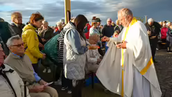 Eindrücke des Gottesdienstes, der am 29. August 2025 anlässlich des 20-jährigen Jubiläums des Weltjugendtags im Erzbistum Köln auf dem Papsthügel mit Erzbischof Koch stattfand. / © Beatrice Tomasetti (DR)