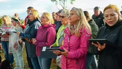 Eindrücke des Gottesdienstes, der am 29. August 2025 anlässlich des 20-jährigen Jubiläums des Weltjugendtags im Erzbistum Köln auf dem Papsthügel mit Erzbischof Koch stattfand. / © Beatrice Tomasetti (DR)