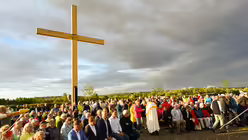 Eindr&uuml;cke des Gottesdienstes, der am 29. August 2025 anl&auml;sslich des 20-j&auml;hrigen Jubil&auml;ums des Weltjugendtags im Erzbistum K&ouml;ln auf dem Papsth&uuml;gel mit Erzbischof Koch stattfand. / &copy; Beatrice Tomasetti (DR)