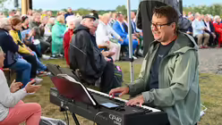 Eindrücke des Gottesdienstes, der am 29. August 2025 anlässlich des 20-jährigen Jubiläums des Weltjugendtags im Erzbistum Köln auf dem Papsthügel mit Erzbischof Koch stattfand. / © Beatrice Tomasetti (DR)