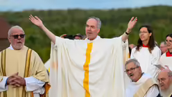 Eindrücke des Gottesdienstes, der am 29. August 2025 anlässlich des 20-jährigen Jubiläums des Weltjugendtags im Erzbistum Köln auf dem Papsthügel mit Erzbischof Koch stattfand. / © Beatrice Tomasetti (DR)