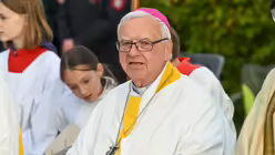 Eindrücke des Gottesdienstes, der am 29. August 2025 anlässlich des 20-jährigen Jubiläums des Weltjugendtags im Erzbistum Köln auf dem Papsthügel mit Erzbischof Koch stattfand. / © Beatrice Tomasetti (DR)