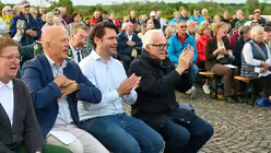 Eindr&uuml;cke des Gottesdienstes, der am 29. August 2025 anl&auml;sslich des 20-j&auml;hrigen Jubil&auml;ums des Weltjugendtags im Erzbistum K&ouml;ln auf dem Papsth&uuml;gel mit Erzbischof Koch stattfand. / &copy; Beatrice Tomasetti (DR)
