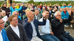 Eindrücke des Gottesdienstes, der am 29. August 2025 anlässlich des 20-jährigen Jubiläums des Weltjugendtags im Erzbistum Köln auf dem Papsthügel mit Erzbischof Koch stattfand. / © Beatrice Tomasetti (DR)