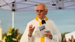 Eindr&uuml;cke des Gottesdienstes, der am 29. August 2025 anl&auml;sslich des 20-j&auml;hrigen Jubil&auml;ums des Weltjugendtags im Erzbistum K&ouml;ln auf dem Papsth&uuml;gel mit Erzbischof Koch stattfand. / &copy; Beatrice Tomasetti (DR)