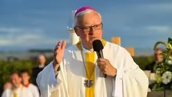 Eindr&uuml;cke des Gottesdienstes, der am 29. August 2025 anl&auml;sslich des 20-j&auml;hrigen Jubil&auml;ums des Weltjugendtags im Erzbistum K&ouml;ln auf dem Papsth&uuml;gel mit Erzbischof Koch stattfand. / &copy; Beatrice Tomasetti (DR)