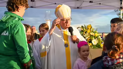 Eindr&uuml;cke des Gottesdienstes, der am 29. August 2025 anl&auml;sslich des 20-j&auml;hrigen Jubil&auml;ums des Weltjugendtags im Erzbistum K&ouml;ln auf dem Papsth&uuml;gel mit Erzbischof Koch stattfand. / &copy; Beatrice Tomasetti (DR)