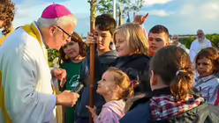 Eindr&uuml;cke des Gottesdienstes, der am 29. August 2025 anl&auml;sslich des 20-j&auml;hrigen Jubil&auml;ums des Weltjugendtags im Erzbistum K&ouml;ln auf dem Papsth&uuml;gel mit Erzbischof Koch stattfand. / &copy; Beatrice Tomasetti (DR)