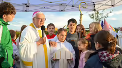 Eindrücke des Gottesdienstes, der am 29. August 2025 anlässlich des 20-jährigen Jubiläums des Weltjugendtags im Erzbistum Köln auf dem Papsthügel mit Erzbischof Koch stattfand. / © Beatrice Tomasetti (DR)