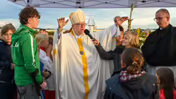 Eindr&uuml;cke des Gottesdienstes, der am 29. August 2025 anl&auml;sslich des 20-j&auml;hrigen Jubil&auml;ums des Weltjugendtags im Erzbistum K&ouml;ln auf dem Papsth&uuml;gel mit Erzbischof Koch stattfand. / &copy; Beatrice Tomasetti (DR)