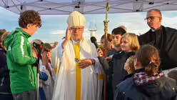 Eindrücke des Gottesdienstes, der am 29. August 2025 anlässlich des 20-jährigen Jubiläums des Weltjugendtags im Erzbistum Köln auf dem Papsthügel mit Erzbischof Koch stattfand. / © Beatrice Tomasetti (DR)