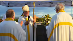 Eindr&uuml;cke des Gottesdienstes, der am 29. August 2025 anl&auml;sslich des 20-j&auml;hrigen Jubil&auml;ums des Weltjugendtags im Erzbistum K&ouml;ln auf dem Papsth&uuml;gel mit Erzbischof Koch stattfand. / &copy; Beatrice Tomasetti (DR)