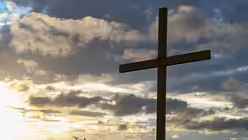 Eindr&uuml;cke des Gottesdienstes, der am 29. August 2025 anl&auml;sslich des 20-j&auml;hrigen Jubil&auml;ums des Weltjugendtags im Erzbistum K&ouml;ln auf dem Papsth&uuml;gel mit Erzbischof Koch stattfand. / &copy; Beatrice Tomasetti (DR)