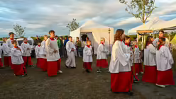 Eindrücke des Gottesdienstes, der am 29. August 2025 anlässlich des 20-jährigen Jubiläums des Weltjugendtags im Erzbistum Köln auf dem Papsthügel mit Erzbischof Koch stattfand. / © Beatrice Tomasetti (DR)