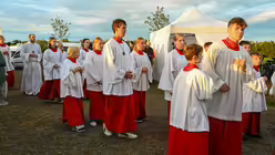 Eindrücke des Gottesdienstes, der am 29. August 2025 anlässlich des 20-jährigen Jubiläums des Weltjugendtags im Erzbistum Köln auf dem Papsthügel mit Erzbischof Koch stattfand. / © Beatrice Tomasetti (DR)