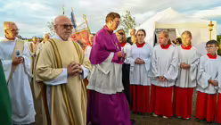 Eindrücke des Gottesdienstes, der am 29. August 2025 anlässlich des 20-jährigen Jubiläums des Weltjugendtags im Erzbistum Köln auf dem Papsthügel mit Erzbischof Koch stattfand. / © Beatrice Tomasetti (DR)