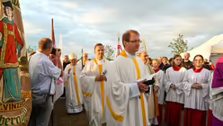 Eindr&uuml;cke des Gottesdienstes, der am 29. August 2025 anl&auml;sslich des 20-j&auml;hrigen Jubil&auml;ums des Weltjugendtags im Erzbistum K&ouml;ln auf dem Papsth&uuml;gel mit Erzbischof Koch stattfand. / &copy; Beatrice Tomasetti (DR)
