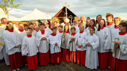 Eindr&uuml;cke des Gottesdienstes, der am 29. August 2025 anl&auml;sslich des 20-j&auml;hrigen Jubil&auml;ums des Weltjugendtags im Erzbistum K&ouml;ln auf dem Papsth&uuml;gel mit Erzbischof Koch stattfand. / &copy; Beatrice Tomasetti (DR)