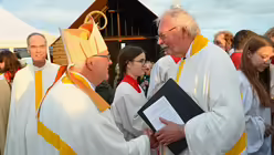 Eindr&uuml;cke des Gottesdienstes, der am 29. August 2025 anl&auml;sslich des 20-j&auml;hrigen Jubil&auml;ums des Weltjugendtags im Erzbistum K&ouml;ln auf dem Papsth&uuml;gel mit Erzbischof Koch stattfand. / &copy; Beatrice Tomasetti (DR)