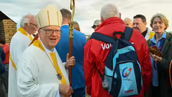 Eindr&uuml;cke des Gottesdienstes, der am 29. August 2025 anl&auml;sslich des 20-j&auml;hrigen Jubil&auml;ums des Weltjugendtags im Erzbistum K&ouml;ln auf dem Papsth&uuml;gel mit Erzbischof Koch stattfand. / &copy; Beatrice Tomasetti (DR)