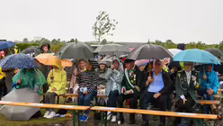 Eindr&uuml;cke des Gottesdienstes, der am 29. August 2025 anl&auml;sslich des 20-j&auml;hrigen Jubil&auml;ums des Weltjugendtags im Erzbistum K&ouml;ln auf dem Papsth&uuml;gel mit Erzbischof Koch stattfand. / &copy; Beatrice Tomasetti (DR)