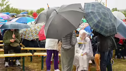 Eindr&uuml;cke des Gottesdienstes, der am 29. August 2025 anl&auml;sslich des 20-j&auml;hrigen Jubil&auml;ums des Weltjugendtags im Erzbistum K&ouml;ln auf dem Papsth&uuml;gel mit Erzbischof Koch stattfand. / &copy; Beatrice Tomasetti (DR)
