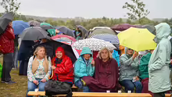 Eindrücke des Gottesdienstes, der am 29. August 2025 anlässlich des 20-jährigen Jubiläums des Weltjugendtags im Erzbistum Köln auf dem Papsthügel mit Erzbischof Koch stattfand. / © Beatrice Tomasetti (DR)