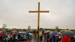 Eindrücke des Gottesdienstes, der am 29. August 2025 anlässlich des 20-jährigen Jubiläums des Weltjugendtags im Erzbistum Köln auf dem Papsthügel mit Erzbischof Koch stattfand. / © Beatrice Tomasetti (DR)