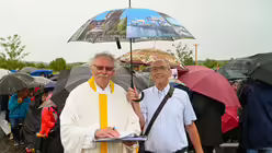 Eindr&uuml;cke des Gottesdienstes, der am 29. August 2025 anl&auml;sslich des 20-j&auml;hrigen Jubil&auml;ums des Weltjugendtags im Erzbistum K&ouml;ln auf dem Papsth&uuml;gel mit Erzbischof Koch stattfand. / &copy; Beatrice Tomasetti (DR)