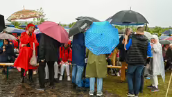 Eindrücke des Gottesdienstes, der am 29. August 2025 anlässlich des 20-jährigen Jubiläums des Weltjugendtags im Erzbistum Köln auf dem Papsthügel mit Erzbischof Koch stattfand. / © Beatrice Tomasetti (DR)