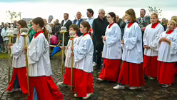 Eindr&uuml;cke des Gottesdienstes, der am 29. August 2025 anl&auml;sslich des 20-j&auml;hrigen Jubil&auml;ums des Weltjugendtags im Erzbistum K&ouml;ln auf dem Papsth&uuml;gel mit Erzbischof Koch stattfand. / &copy; Beatrice Tomasetti (DR)