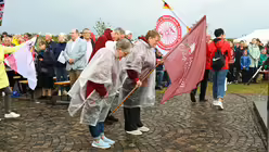Eindr&uuml;cke des Gottesdienstes, der am 29. August 2025 anl&auml;sslich des 20-j&auml;hrigen Jubil&auml;ums des Weltjugendtags im Erzbistum K&ouml;ln auf dem Papsth&uuml;gel mit Erzbischof Koch stattfand. / &copy; Beatrice Tomasetti (DR)