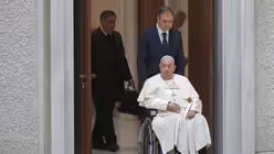 Papst Franziskus kommt am 8. Januar 2025 zu seiner wöchentlichen Generalaudienz in die vatikanische Audienzhalle Paul VI. / © Alessandra Tarantino/AP (dpa)