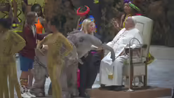 Ein als kleiner Elefant verkleideter Artist grüßt Papst Franziskus am Ende einer Vorstellung der Zirkustruppe CircAfrica während der wöchentlichen Generalaudienz am 8. Januar in der päpstlichen Audienzhalle Paul VI. des Vatikans. / © Alessandra Tarantino/AP (dpa)