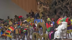 Papst Franziskus verfolgt die Vorstellung der Zirkustruppe CircAfrica während der wöchentlichen Generalaudienz am 8. Januar in der Audienzhalle Paul VI. im Vatikan. / © Alessandra Tarantino/AP (dpa)