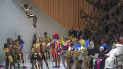Sogar akrobatische Wurfeinlagen zeigte die Zirkustruppe CircAfrica dem Heiligen Vater während der wöchentlichen Generalaudienz am 8. Januar in der Halle Paul VI. im Vatikan. / © Alessandra Tarantino/AP (dpa)