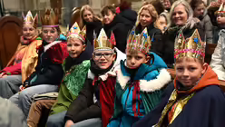 Bilder der di&ouml;zesanen Aussendungsfeier der Sternsinger f&uuml;r das Erzbistum K&ouml;ln am Samstag, dem 27. Dezember 2025, im K&ouml;lner Dom mit dem Erzbischof von K&ouml;ln, Rainer Maria Kardinal Woelki. / &copy; Beatrice Tomasetti (DR)