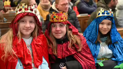 Bilder der di&ouml;zesanen Aussendungsfeier der Sternsinger f&uuml;r das Erzbistum K&ouml;ln am Samstag, dem 27. Dezember 2025, im K&ouml;lner Dom mit dem Erzbischof von K&ouml;ln, Rainer Maria Kardinal Woelki. / &copy; Beatrice Tomasetti (DR)