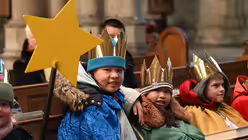 Bilder der di&ouml;zesanen Aussendungsfeier der Sternsinger f&uuml;r das Erzbistum K&ouml;ln am Samstag, dem 27. Dezember 2025, im K&ouml;lner Dom mit dem Erzbischof von K&ouml;ln, Rainer Maria Kardinal Woelki. / &copy; Beatrice Tomasetti (DR)