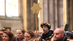 Bilder der di&ouml;zesanen Aussendungsfeier der Sternsinger f&uuml;r das Erzbistum K&ouml;ln am Samstag, dem 27. Dezember 2025, im K&ouml;lner Dom mit dem Erzbischof von K&ouml;ln, Rainer Maria Kardinal Woelki. / &copy; Beatrice Tomasetti (DR)