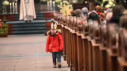 Bilder der di&ouml;zesanen Aussendungsfeier der Sternsinger f&uuml;r das Erzbistum K&ouml;ln am Samstag, dem 27. Dezember 2025, im K&ouml;lner Dom mit dem Erzbischof von K&ouml;ln, Rainer Maria Kardinal Woelki. / &copy; Beatrice Tomasetti (DR)