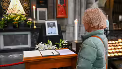 Bereits nach wenigen Stunden sind viele Seiten des Kondolenzbuches gefüllt. / © Beatrice Tomasetti (DR)