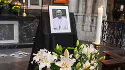 Ein Bild von Franziskus vor der Schmuckmadonna lädt zum Innehalten ein. / © Beatrice Tomasetti (DR)