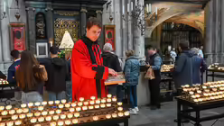 Von einem deutlich erhöhten Kerzenverbrauch spricht Domschweizer Maximilian Wahlbröhl. / © Beatrice Tomasetti (DR)