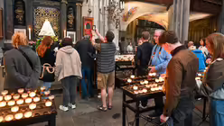 Es kommen spürbar mehr Menschen in den Dom. / © Beatrice Tomasetti (DR)