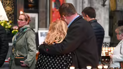 Immer wieder verharren Menschen in inniger Umarmung vor dem Bildnis von Franziskus. / © Beatrice Tomasetti (DR)